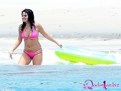 Selena Gomez sexy bikinisi ilə Meksika çimərliyində - FOTOLAR