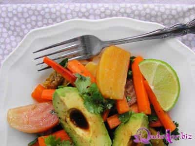 Avokado, çuğundur və kök salatı resepti