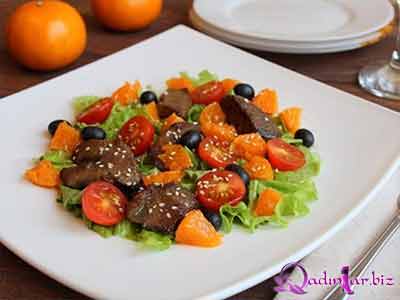 Toyuq qaraciyəri və mandarinlə salat resepti