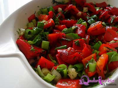 Göbələkli qırmızı bibər salatı