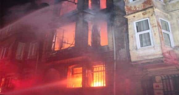 Bakıda DƏHŞƏT: 11 ev birdən yandı - Görün Harada