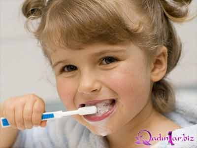 Uşaqlar dişlərini hansı yaşda fırçalasın?