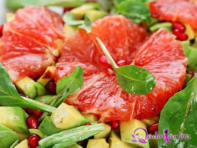 Qreyfrut və avakado salatı