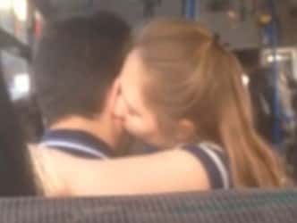 Bakıda qız və oğlan avtobusda öpüşdü – VİDEO