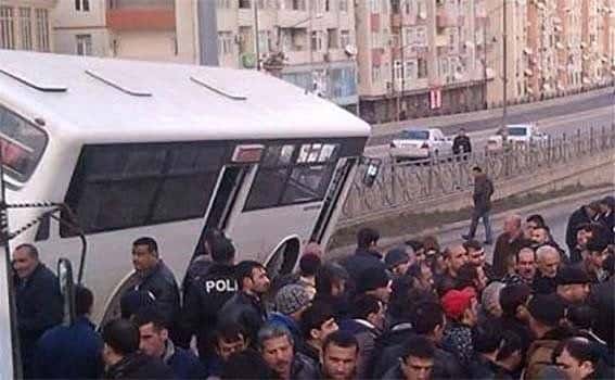 Bakıda FACİƏ: Şagirdin başı avtobusun qapıları arasında qalıb partladı: "Sifəti qan içində..."/FOTO