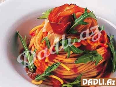 Qırmızı bibər puresi ilə spagetti resepti